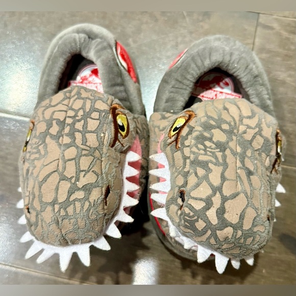 Jurassic World Toddler Dinosaur Slippers NWOT Size 6/7 - Picture 2 of 5